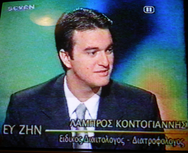 Πορτραίτο στιγμιότυπο σε τηλεοπτικό στούντιο κατά τη διάρκεια εκπομπής.